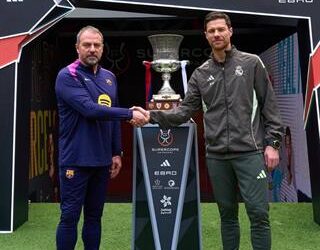 hansi flick thong cam voi xabi alonso khi bi real madrid sa thai.jpg