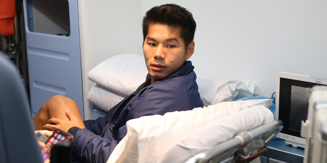 hieu minh ngoi xe lan ve nuoc bo dung khoc tu xa 2551.jpg