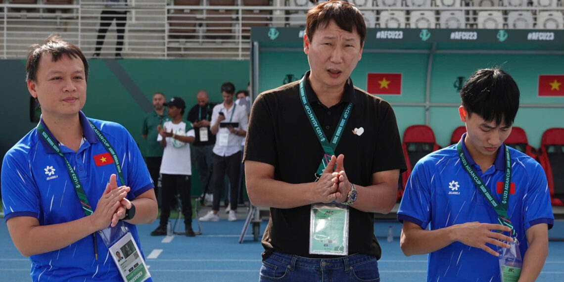 HLV Kim Sang Sik tiết lộ bất ngờ về chiếc áo may mắn hlv kim sang sik tiet lo bat ngo ve chiec ao may man 813.jpg