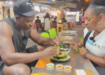 khach my thu dac san 16 chan 4 mat o tphcm tu so hai den nuc no khen ngon 2086.png