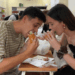khach tay an banh mi tu 24 1792.gif