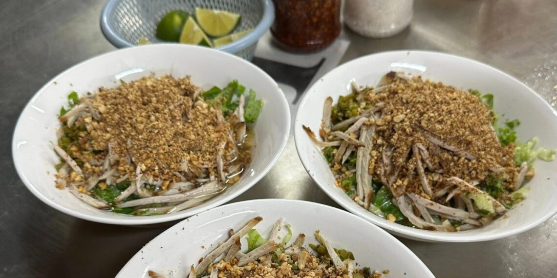 khach tay thu 2 mon pho la mieng o lao cai khen ngon kho tim thay o noi khac 3303.jpg