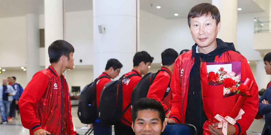 khoanh khac hlv kim sang sik day xe lan cho hieu minh gay xuc dong 822.jpg