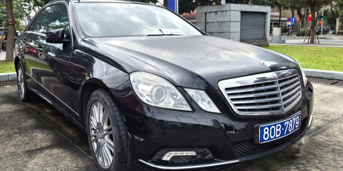 mercedes benz e 300 dau gia 3 nam khong ai mua son bong troc xuong cap nang 1053.jpg
