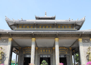 ngoi chua bang da hiem thay thu hut du khach den chiem bai o mien tay 1577.jpg