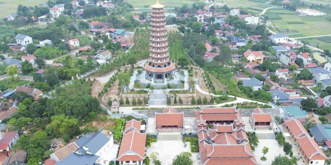 ngoi chua hon 300 tuoi o bac ninh co tuong ngoc doc dao hut khach thap phuong 2896.jpg