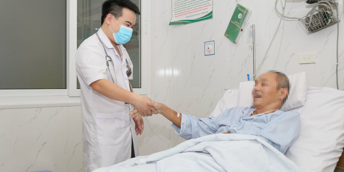 nguoi dan ong o ha noi bat ngo do guc khi dang choi tennis 974.jpeg