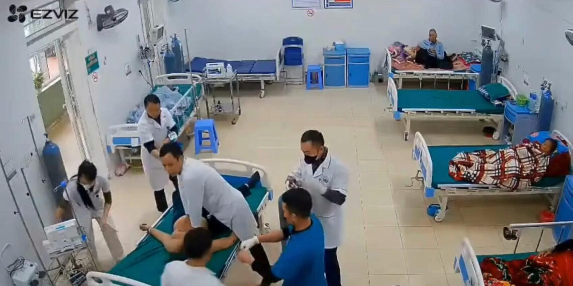 nguoi phu nu dot ngot ngung tim khi dang cho kham vi khan tieng 1247.jpg