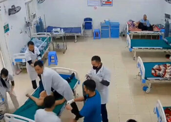 nguoi phu nu dot ngot ngung tim khi dang cho kham vi khan tieng 1247.jpg