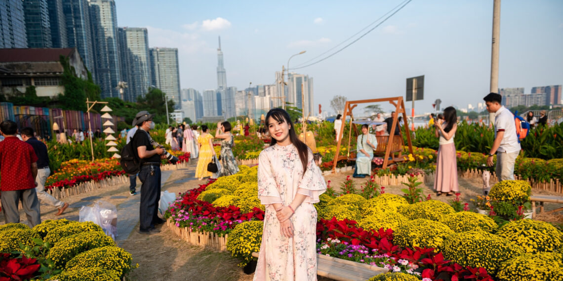 no nuc chup anh voi vuon hoa tet 1 801.jpg