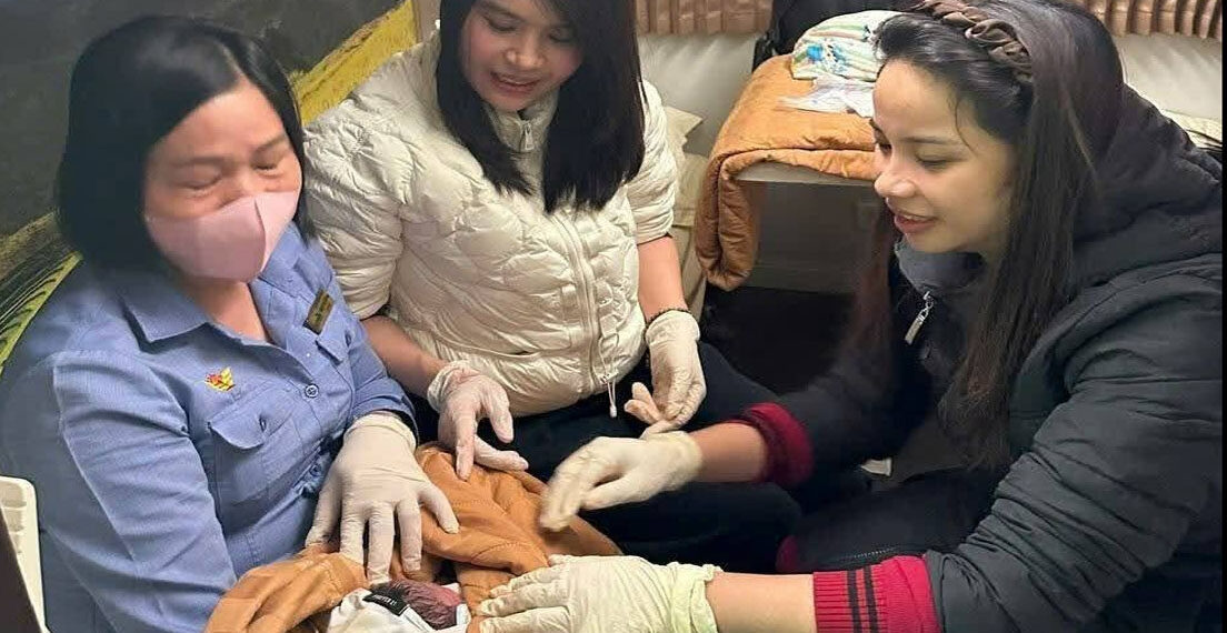 nu sinh truong dai hoc dieu duong nam dinh ke phut do de cho san phu tren tau se4 3167.jpg