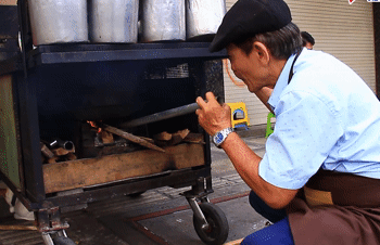 ong lao nhom lua tren via he tphcm ban mon gia truyen 50 nam viet kieu me man 2121.gif