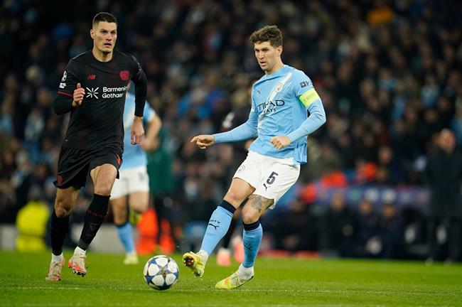 pep guardiola lo ngai man city gap khung hoang noi hang phong ngu.jpeg