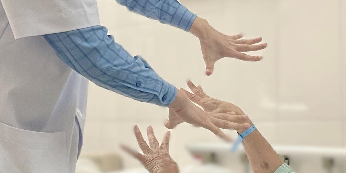 Thay huyết tương cứu người phụ nữ liệt toàn thân thay huyet tuong cuu nguoi phu nu liet toan than 577.jpg