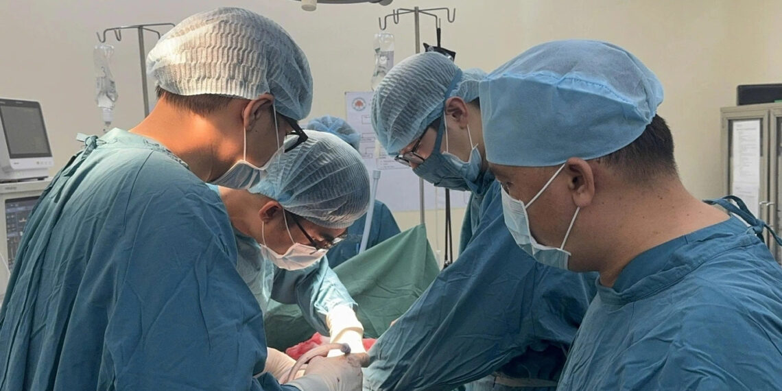 thoi quen keo dai 30 nam khien nguoi dan ong tieu ra mau phat hien mac ung thu 523.webp.jpeg