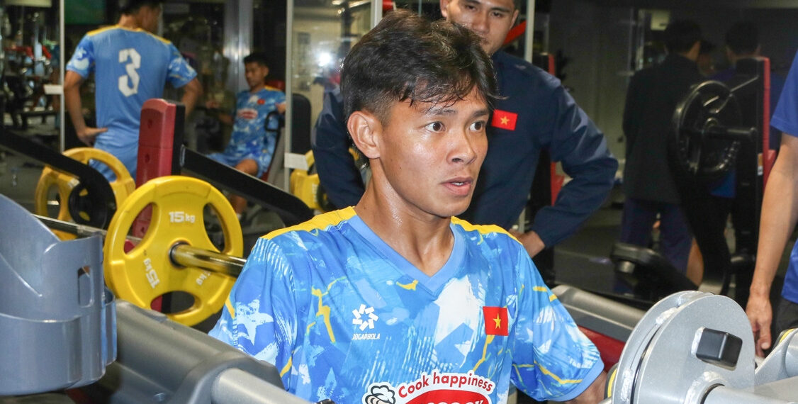 tien dao u23 viet nam bo do buoi tap hlv kim sang sik tai mat 2003.jpg