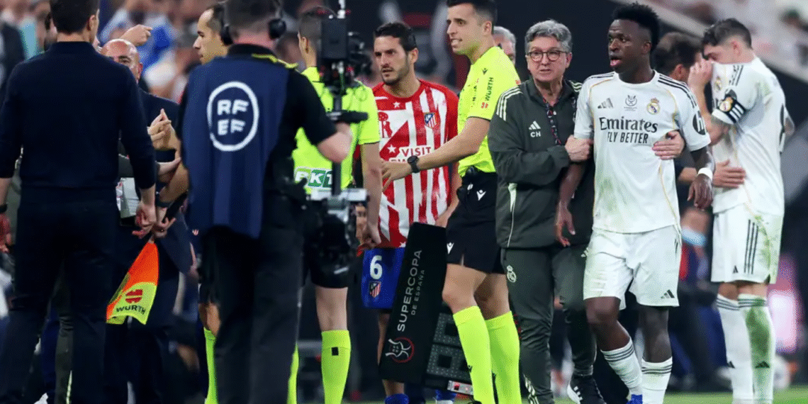 vinicius jr tranh cai nay lua voi diego simeone tai sieu cup tay ban nha 0901082355.png