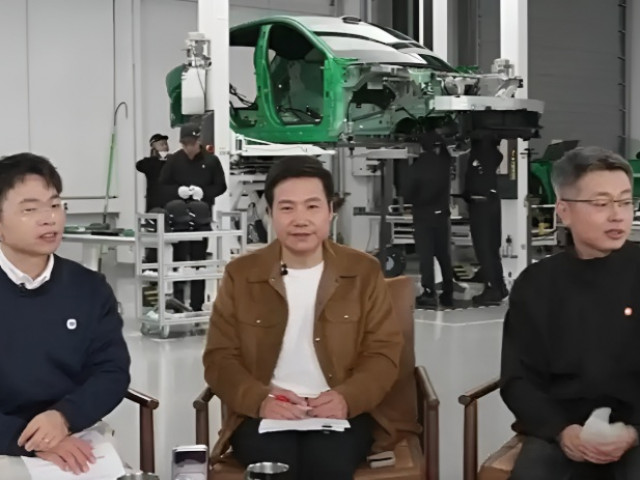 CEO Xiaomi Lei Jun trực tiếp "mổ xẻ" SUV YU7 trên sóng livestream để đáp trả các chỉ trích về chất lượng xehay xiaomi livestream 060126 1.jpg