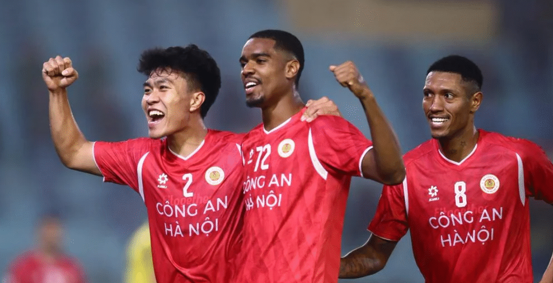 1771382458 diem tin sang 92 quang hai va dong doi an tet xa nha.png