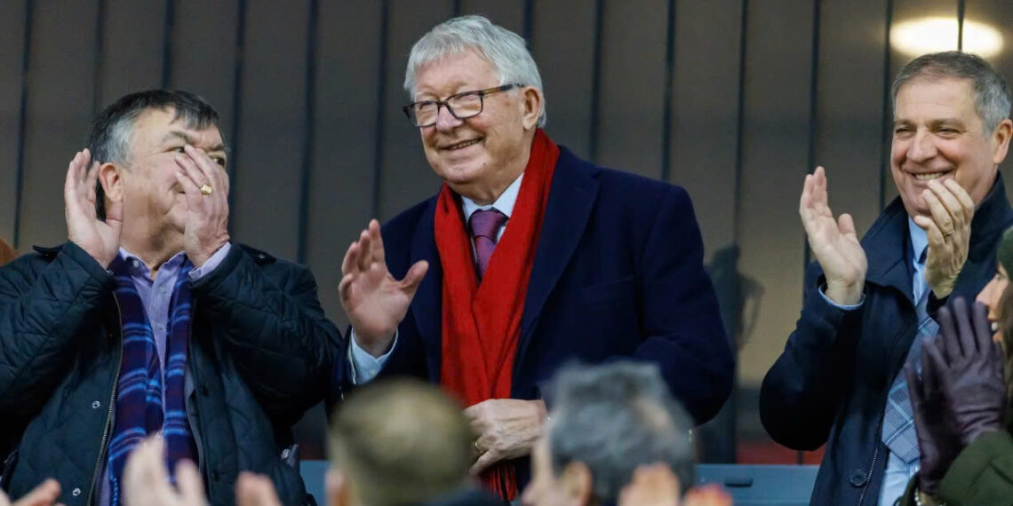 Sir Alex Ferguson xuất hiện ở khán đài đội bóng từng sa thải mình 2725e7564169cf379678 2202164648.jpg