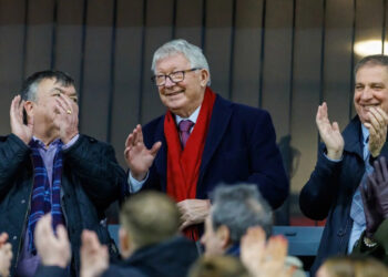 Sir Alex Ferguson xuất hiện ở khán đài đội bóng từng sa thải mình 2725e7564169cf379678 2202164648.jpg