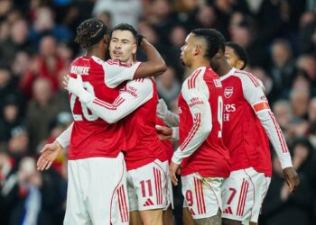 Hủy diệt Wigan ngay hiệp 1, Arsenal tiếp tục giấc mộng "ăn 4" 2938 1602012010.jpg