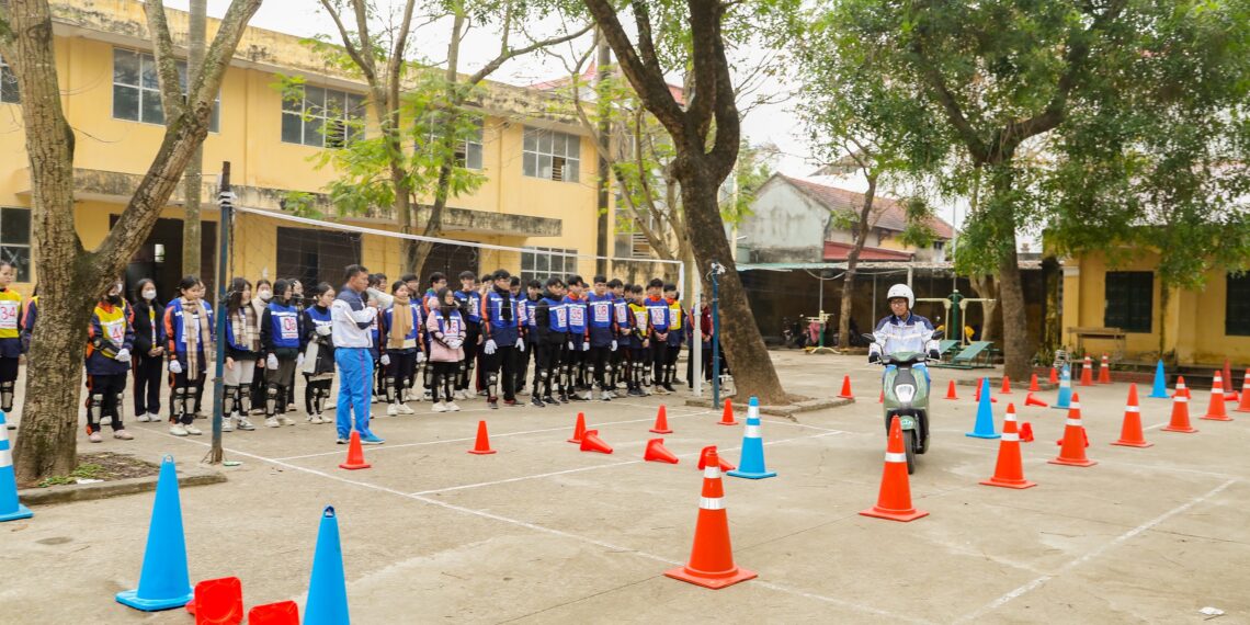 3 cac em hoc sinh cham chu nghe huong dan ky nang lxat tu huong dan vien hvn jpg.16388.jpeg