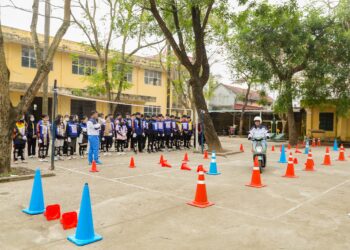 3 cac em hoc sinh cham chu nghe huong dan ky nang lxat tu huong dan vien hvn jpg.16388.jpeg