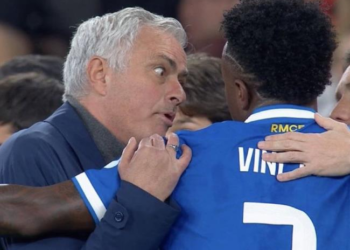 Jose Mourinho nổi điên với Vinicius Junior 5 1802065753.png