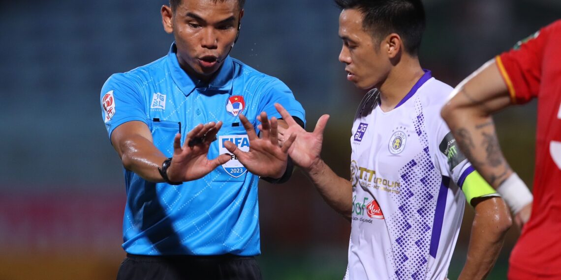 Trọng tài Thái Lan cầm còi trận derby thủ đô 642365924 26559846746941398 4922599510239098426 n 2602103333.jpg