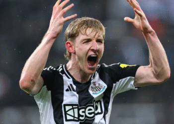 Arsenal chiếm ưu thế trong thương vụ Anthony Gordon 7 1605181524.png