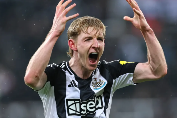 Arsenal chiếm ưu thế trong thương vụ Anthony Gordon 7 1605181524.png