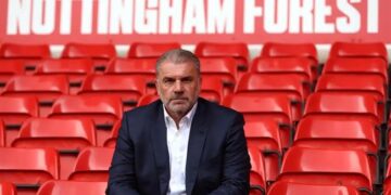 ange postecoglou an han vi dan dat nottingham forest qua voi vang.jpg