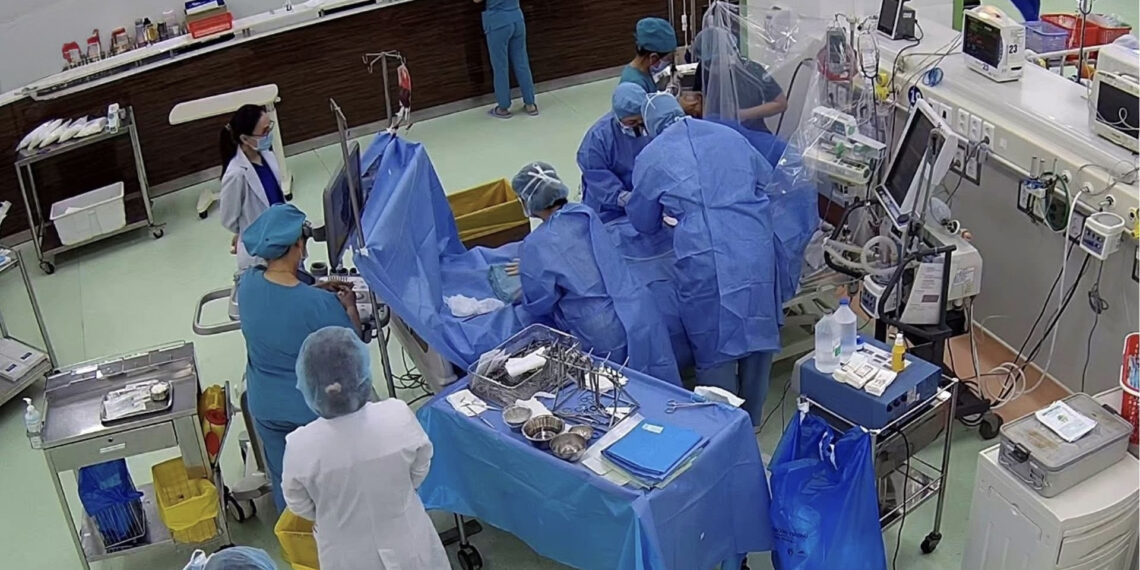 bat bao dong do cuu song be trai 7 tuoi ngung tim 20 phut 1915.jpg