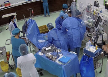 bat bao dong do cuu song be trai 7 tuoi ngung tim 20 phut 1915.jpg