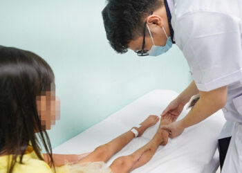 be gai 8 tuoi o ha noi mac ung thu ac tinh tu sung mat ca chan 819.jpeg