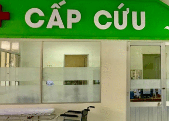 be trai 10 tuoi dot quy sau khi di choi cau long 403.png