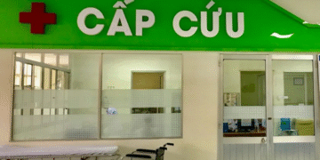 be trai 10 tuoi dot quy sau khi di choi cau long 403.png