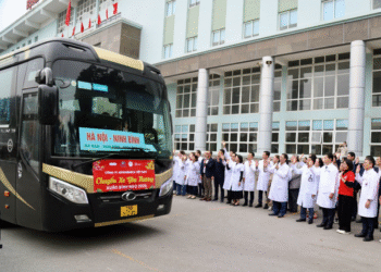 Y bác sĩ vẫy tay chào 1.200 bệnh nhân ung thư về quê ăn Tết benh nan ung thu1 174.png