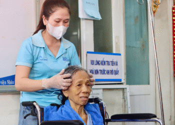 benh nhan xuc dong vi duoc lam dep trong hoan canh ngoi xe lan o benh vien 597.png