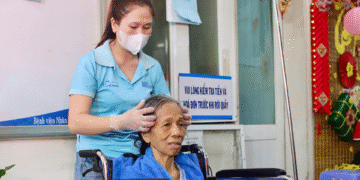 benh nhan xuc dong vi duoc lam dep trong hoan canh ngoi xe lan o benh vien 597.png