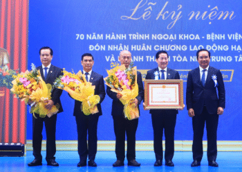 Bệnh viện Bình Dân đón nhận Huân chương Lao động hạng Nhì benh vien binh dan don nhan huan chuong lao dong hang nhi 676.png