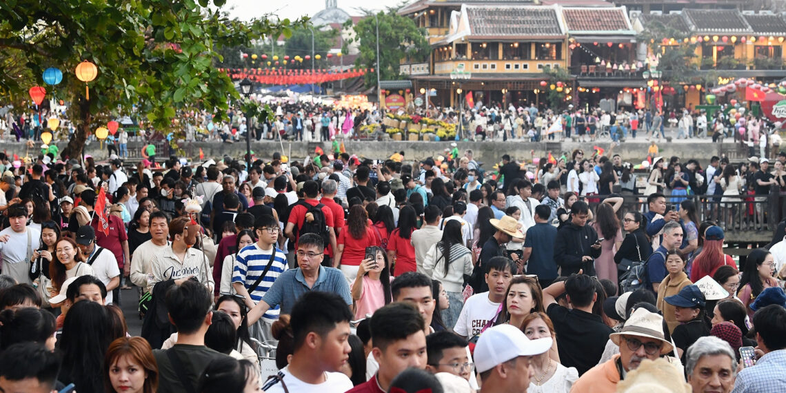 bien nguoi do bo pho co hoi an cho moi chan moi co anh check in 338.jpg