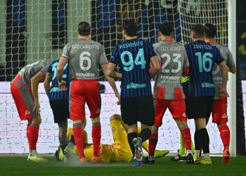 cdv inter milan mat ngon tay vi nem phao vao thu mon indonesia.jpg