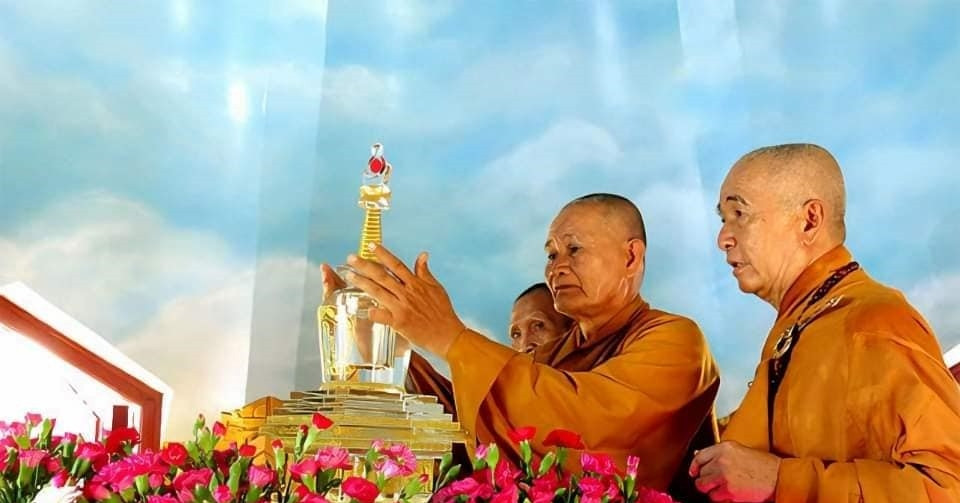 Chiêm bái Xá lợi Phật Núi Cấm chiem bai xa loi phat nui cam phuc duyen hoi tu 2312.jpg