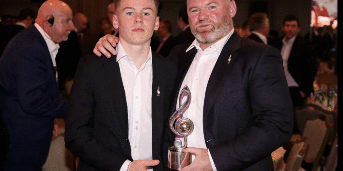 con trai rooney tien them buoc quan trong trong mau ao mu.png