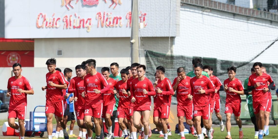 Các đội V.League đồng loạt hội quân mùng 4 Tết cong an tp hcm 2002131230.jpg