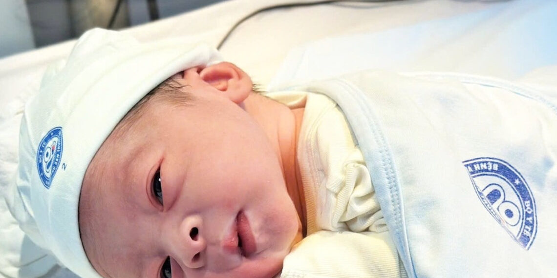 cong dan dau tien chao doi nam binh ngo o benh vien phu san trung uong 453.jpg