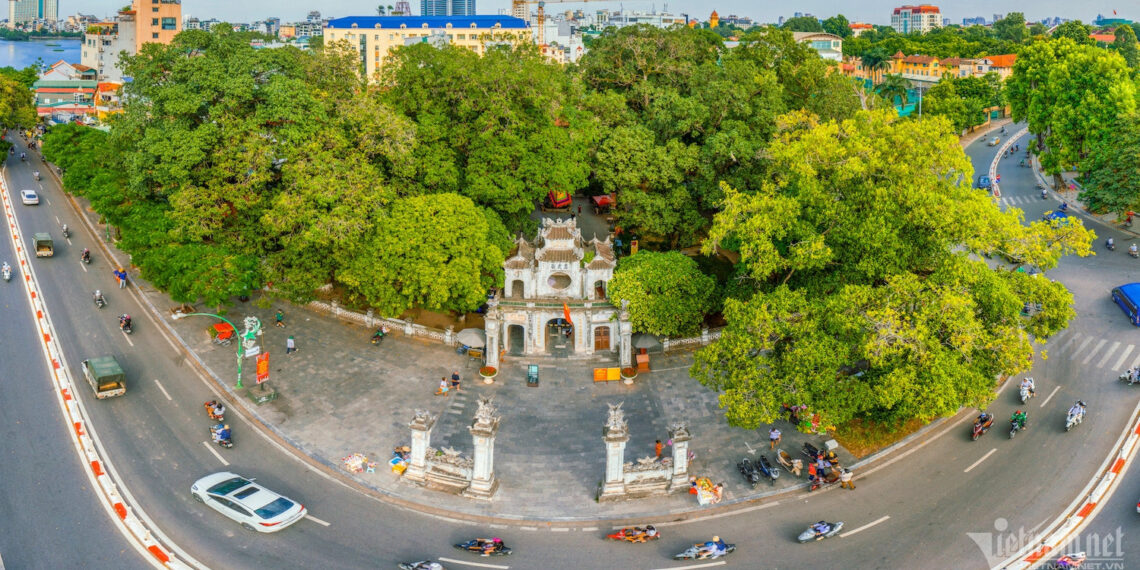 den chua ha noi dong kin khach toi cau may dem giao thua mung 1 tet 872.jpg