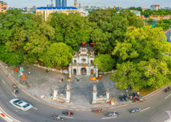 den chua ha noi dong kin khach toi cau may dem giao thua mung 1 tet 872.jpg